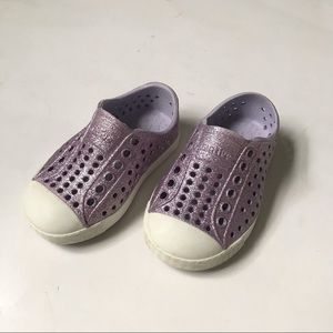 Native kids rubber slip on water tennis shoes in glitter purple size 4
